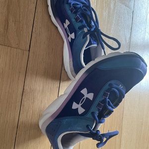 Girls Purple/Lavender Under Armor sneakers. Like new, great for back to school!